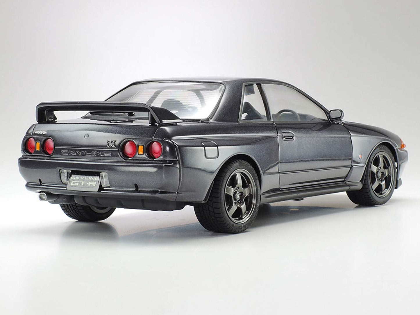 Tamiya 1/24 Sports Car Series No.90 Nissan Skyline GT-R R32 Model Kit 24090